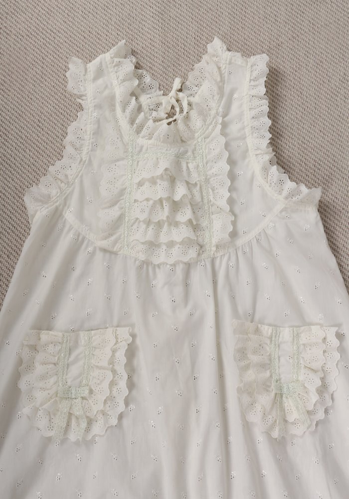 white lace apron
