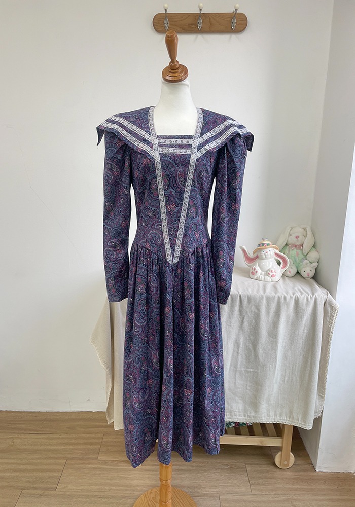 paisley gunnesax dress